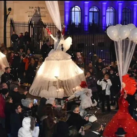 La Bulle Suspendue, Avenue De Champagne Épernay